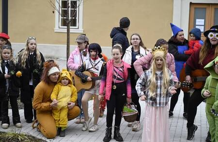 Pustni pohod razveselil ulice Ravne na Koroškem